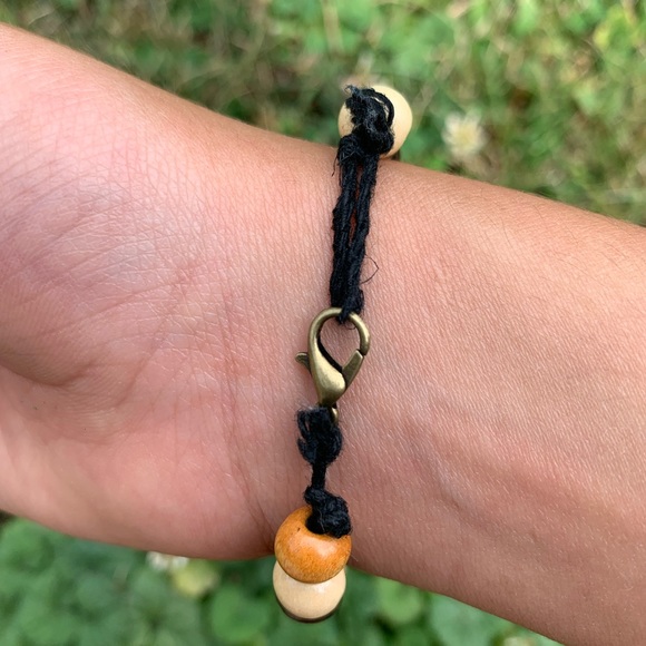 Handmade wood beaded bracelet. - Picture 4 of 6